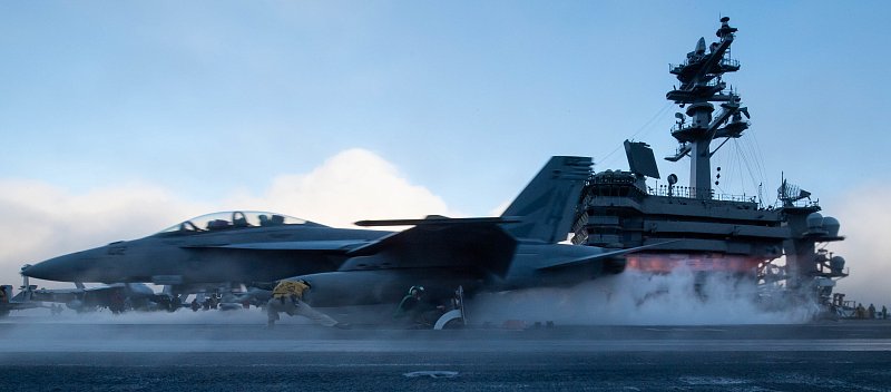 Взлет палубного истребителя F/A-18F "Супер Хорнет" с борта авианосца "Теодор Рузвельт"